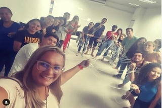 No mês de junho próximo, Santarém deverá sediar o primeiro seminário da Rede Piloto de Inovação no Monitoramento da Qualidade do Ar na Região do Oeste do Pará, o Projeto Cuidadores do Ar. Executado pela Ufopa, em parceria com a Escola de Ensino Técnico do Pará (EETEPA) de Santarém, a iniciativa conta com a participação de docentes das duas instituições, além do apoio da Fundação Amazônia de Amparo a Estudos e Pesquisas (Fapespa) e da Fundação de Integração da Amazônia (FIAM).
Tem a participação de 27 bolsistas que fazem o monitoramento da qualidade do ar nas comunidades onde moram, por meio de 25 sensores instalados nas residências. Com o apoio de suas famílias, eles fazem a coleta de dados de material particulado, gases tóxicos, temperatura e umidade relativa do ar durante o período de 12 meses. Os equipamentos de coleta foram instalados nas residências dos estudantes, situadas nas áreas urbana e periurbana de Santarém.
A ação é coordenada pela professora do IEG, Ana Carla Gomes que aposta nos impactos positivos da iniciativa junto aos jovens e suas famílias. A intenção é ter uma rede de monitoramento da qualidade do ar, com sensores de baixo custo coletando dados de variáveis meteorológicas e ambientais, fato inédito e importante para a região.
“Esperamos que os produtos científicos do projeto, como artigos, trabalhos de conclusão de curso, seminários e workshops, forneçam subsídios para auxiliar os tomadores de decisão na formulação de políticas públicas, bem como contribuir com a formação de famílias santarenas, aproximando-as ao tema ‘meio ambiente’, formando cidadãos cada vez mais conscientes do seu papel para com o planeta e com a região Amazônica, por meio de pesquisa científica”, afirma Ana Carla Gomes.
Para ela, os resultados esperados estão atrelados à viabilização dessa rede piloto de agentes monitores da qualidade do ar e a coleta desses dados contribuirão na construção de indicadores de qualidade do ar para o município de Santarém, o que servirá para analisar seus impactos na qualidade de vida da população.
Recentemente a professora Ana Carla Gomes esteve reunida com a direção da OTCA - Organização do Tratado de Cooperação Amazônica -, dentre eles o diretor excecutivo da entidade, embaixador Carlos Lazary, que manifestou interesse em estender o projeto para os oito países amazônicos que integram a organização. Na oportunidade foram apresentados os trabalhos executados pelo projeto e identificada a escalabilidade das ações para toda a Amazônia.
Mais informações você encontra, acessando a página do projeto no Instagram: