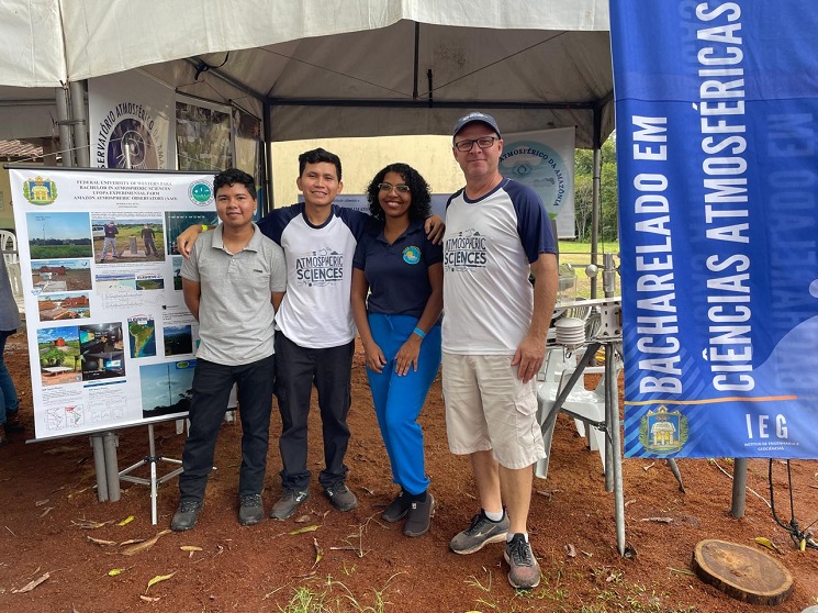 Evento contou com grande participação de visitantes externos à comunidade acadêmica, estudantes, técnicos administrativos e docentes, além de 22 empresas parceiras. Alunos e professores do curso de Ciências Atmosféricas marcaram presença.