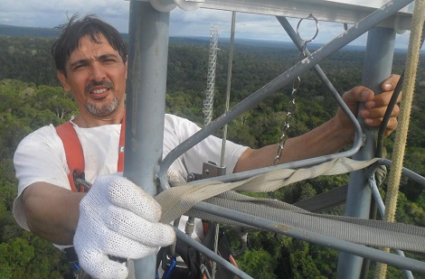 O meteorologista e professor do curso de Ciências Atmosféricas do IEG, Júlio Tota, coordena as ações do projeto CarbonARA-Brazil na região do Baixo Amazonas, uma iniciativa científica internacional, com verba da Agência Espacial Europeia (ESA).